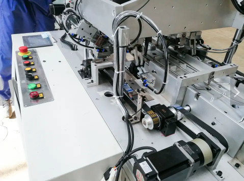 Volledig Automatische Beschikbare Maskermachine om Volwassen Maskers Te veroorzaken